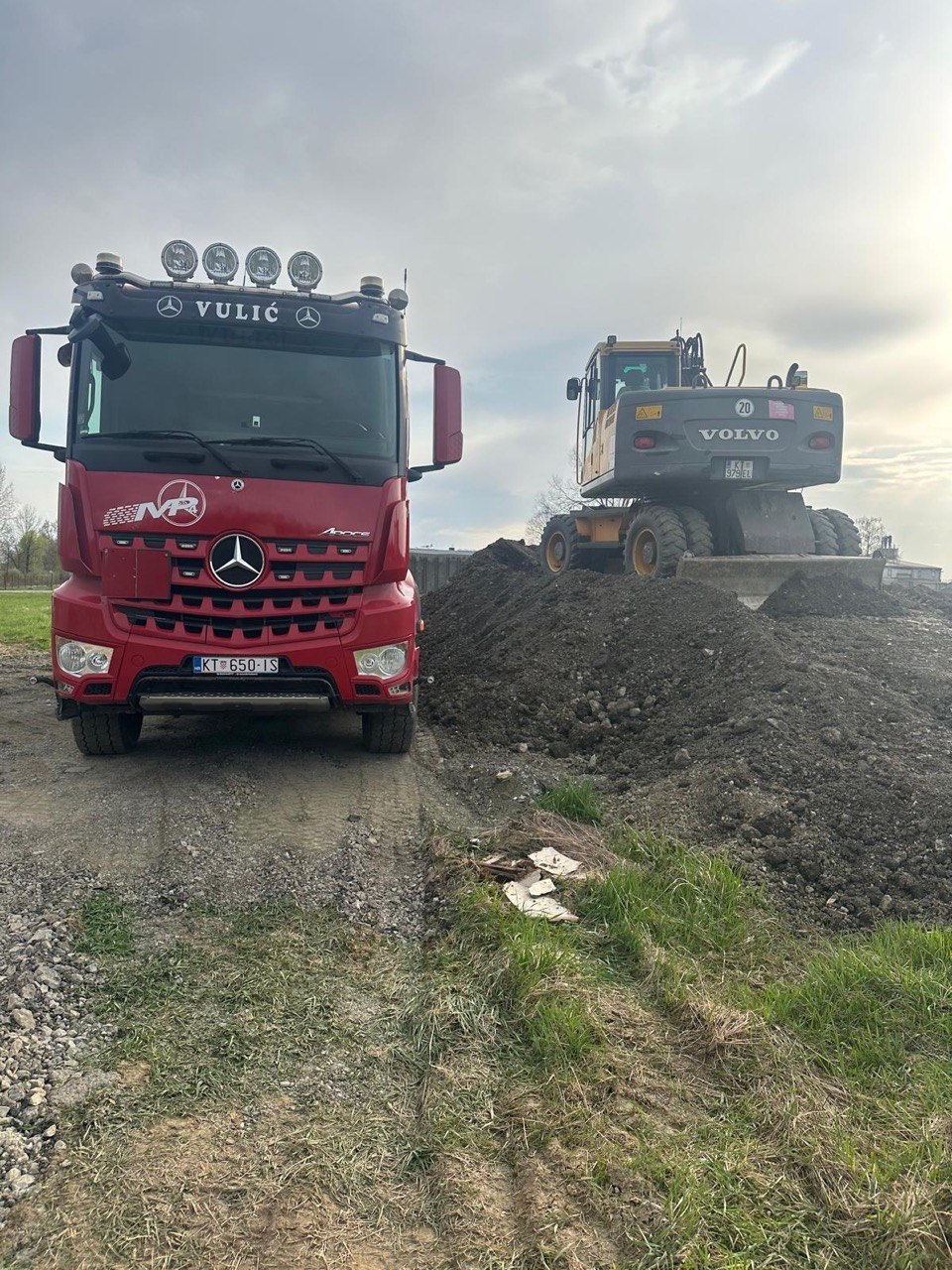 Mercedes kamion i Volvo bager