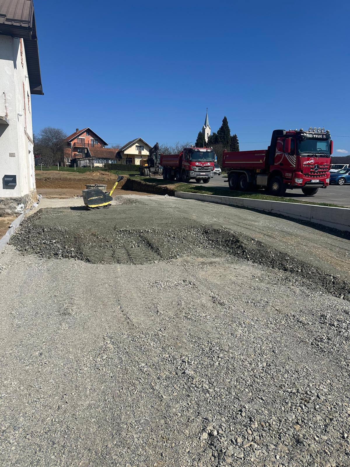 Pripremljena podloga i kamioni