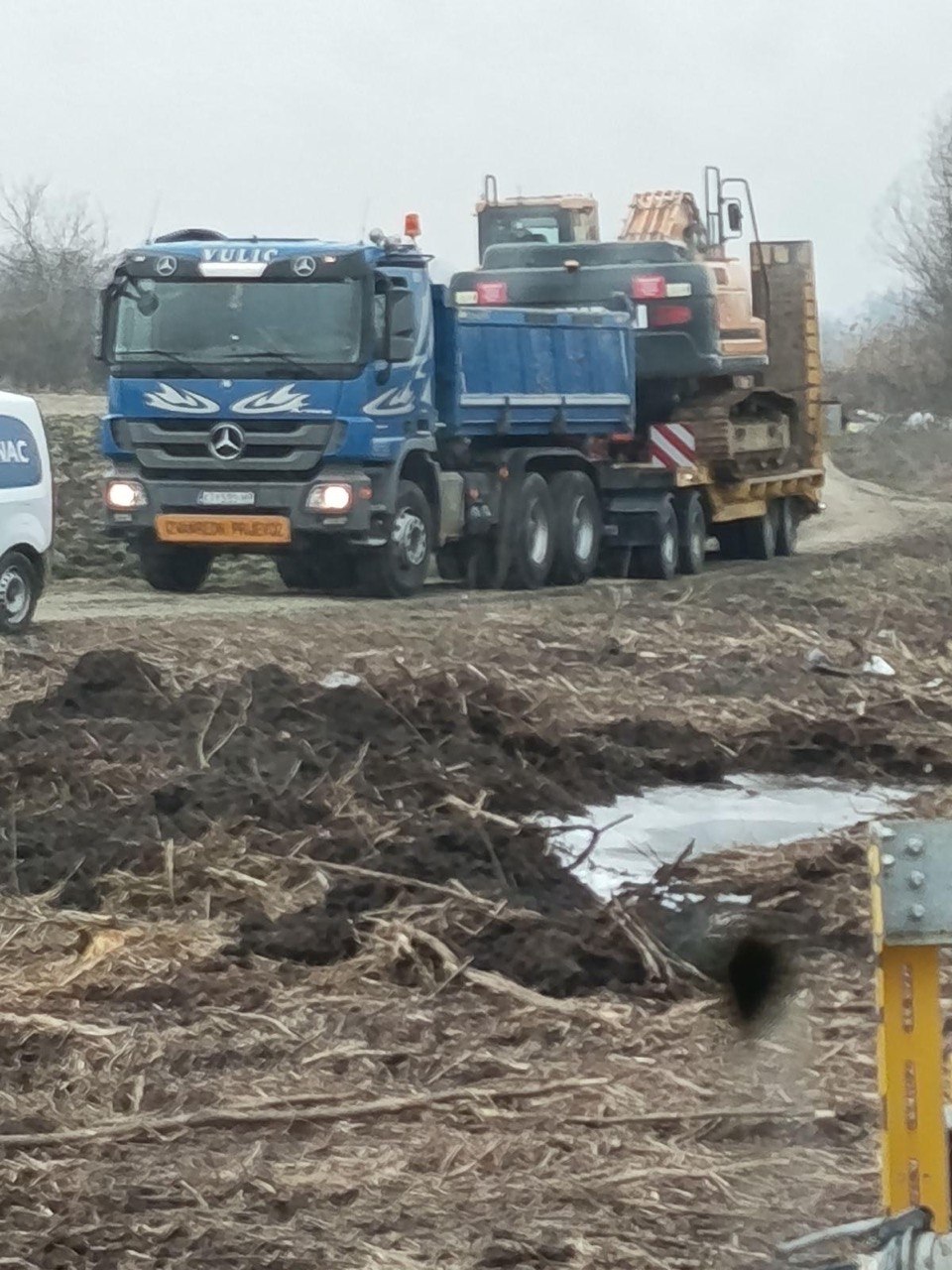 Transport bagera na prikolici